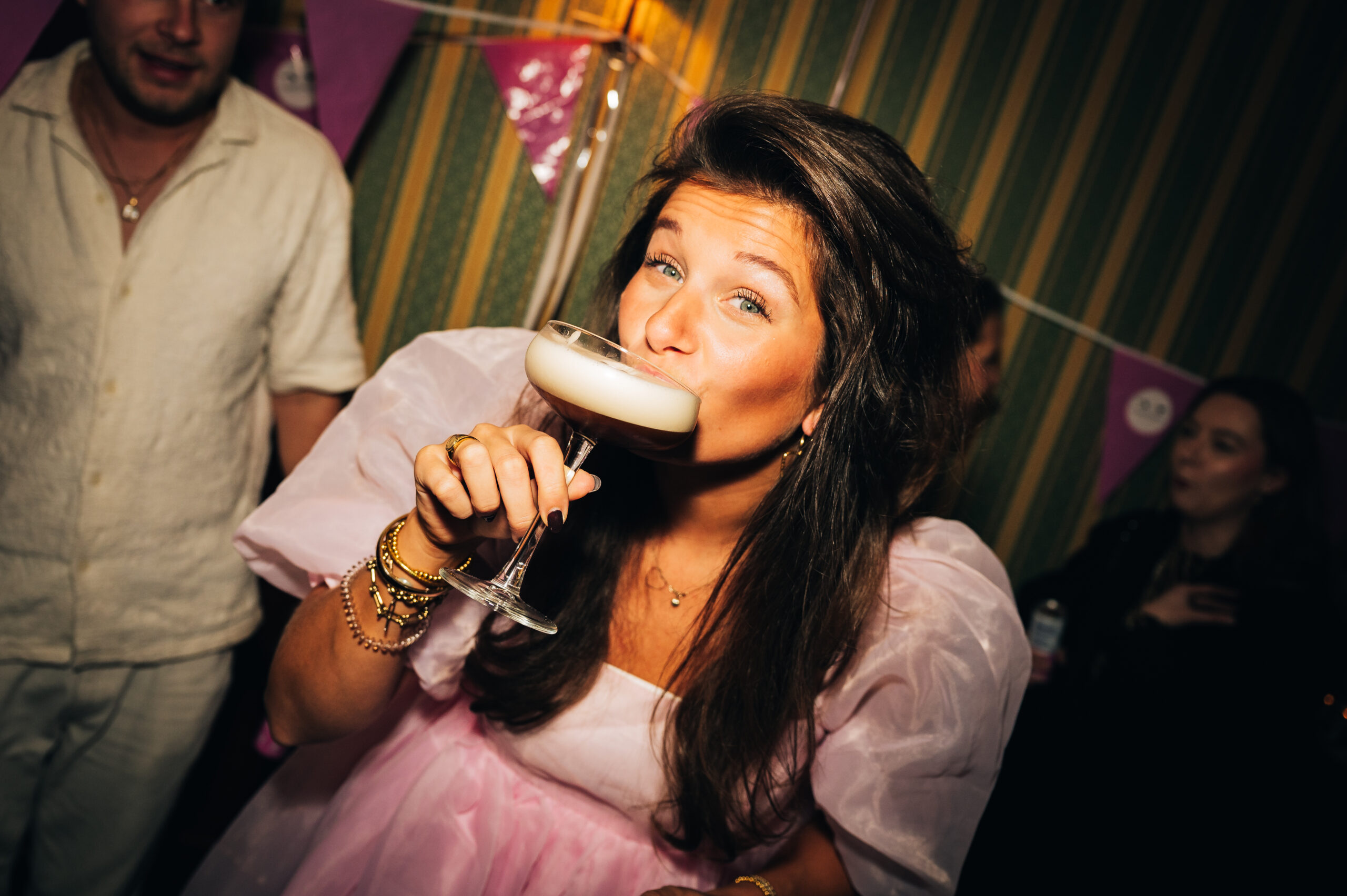 Tevreden klanten genieten van kant-en-klare cocktails van Cocktail Lab