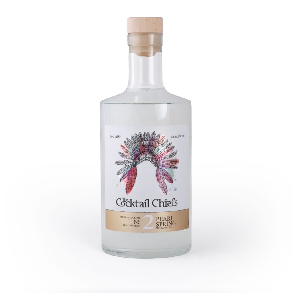 De Pearl Spring cocktail, geserveerd in een elegant glas met een frisse uitstraling, omringd door verse lavendel en citroenen.