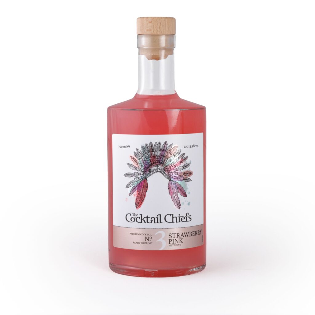 Der Strawberry Pink-Cocktail in einem eleganten Glas, umgeben von frischen Erdbeeren, Minzblättern und einer Zitronenspalte.