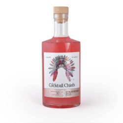 Der Strawberry Pink-Cocktail in einem eleganten Glas, umgeben von frischen Erdbeeren, Minzblättern und einer Zitronenspalte.