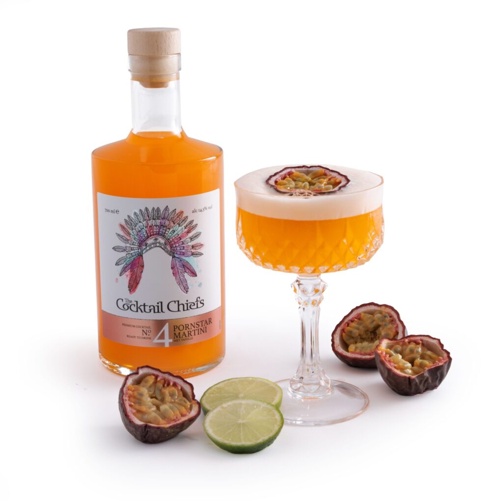 Nahaufnahme eines Pornstar-Martini-Cocktails mit einer halben Passionsfrucht als Garnitur.