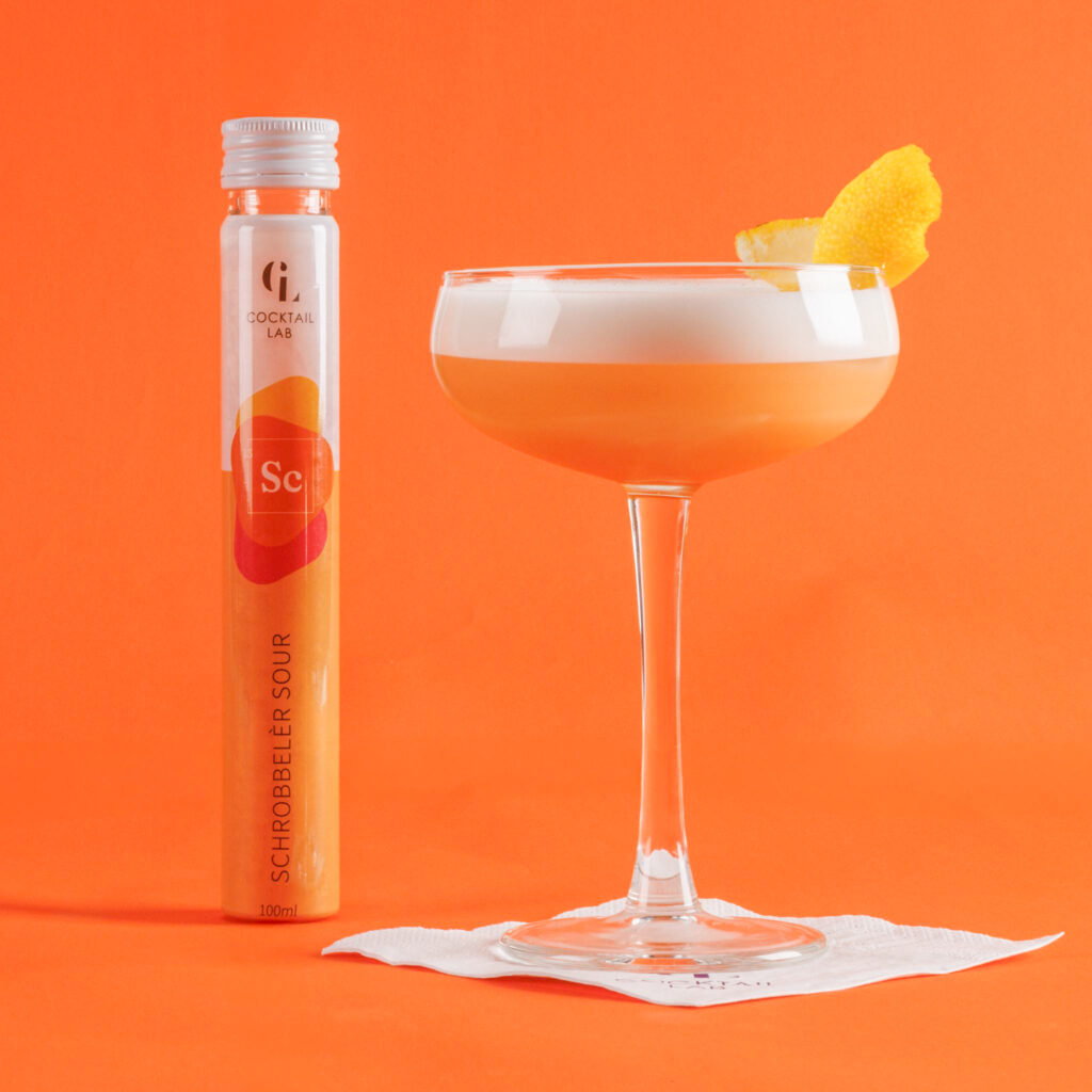 Schrobbeler Sour tube en geserveerde cocktail in coupe glas met schuimlaag en sinaasappelschil – Cocktail Lab