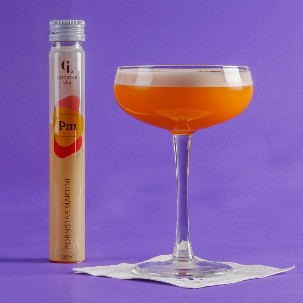 Pornstar Martini tube en geserveerde cocktail in martiniglas met schuimlaag en halve passievrucht – Cocktail Lab