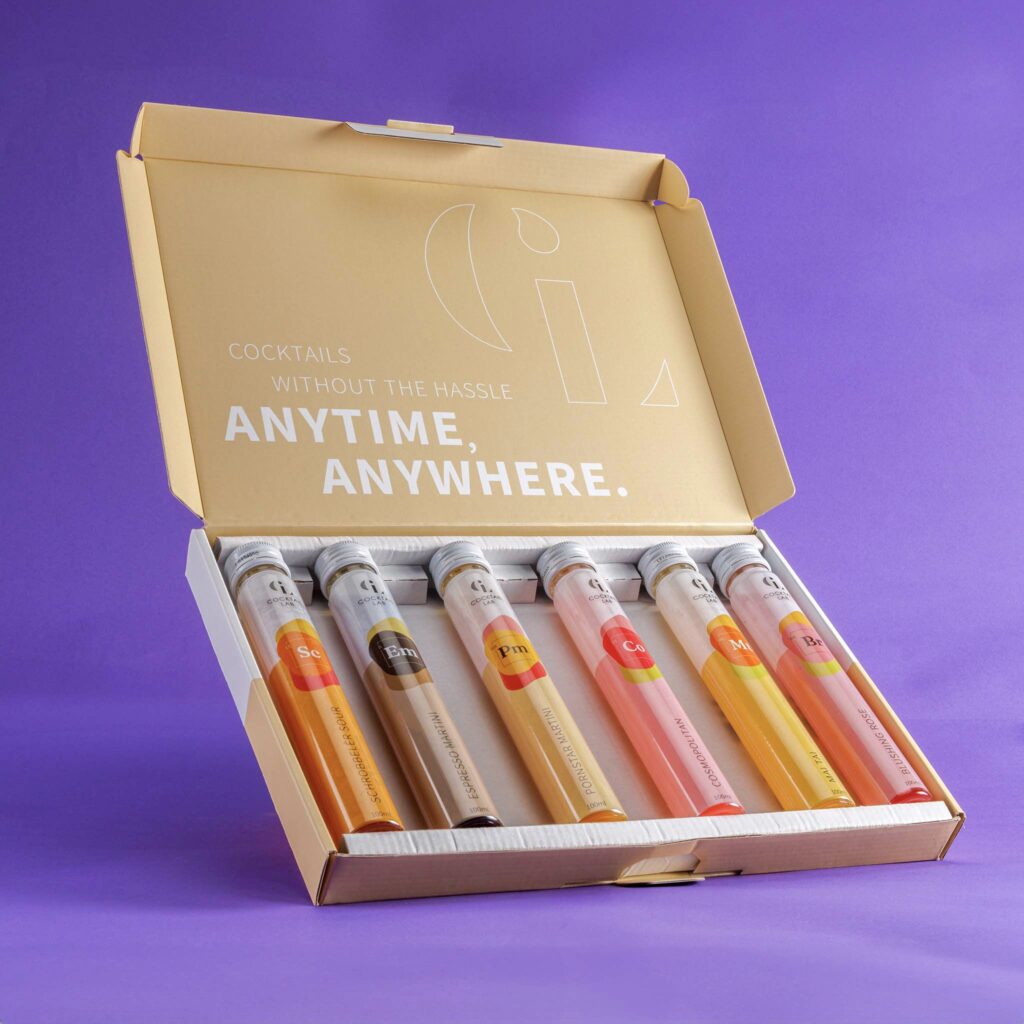 Cocktail Proeverij Box geopend met 6 kant-en-klare cocktail tubes in verschillende smaken – Cocktail Lab