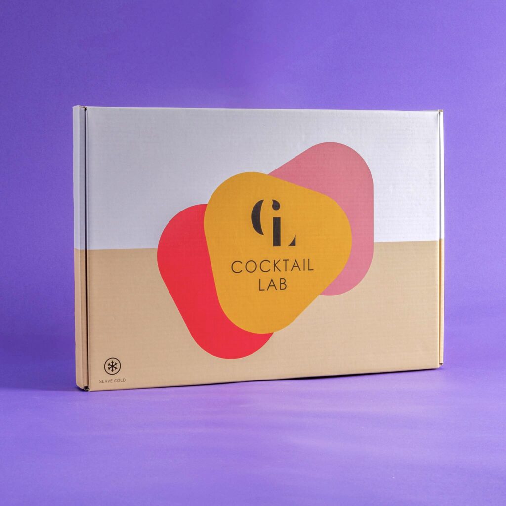 Cocktail Proeverij Box van Cocktail Lab – stijlvolle cadeauverpakking met logo op paarse achtergrond