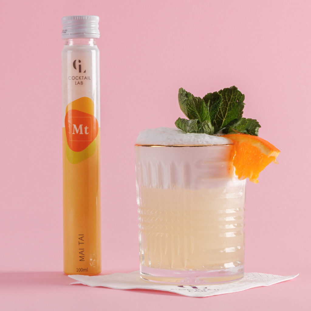 Mai Tai tube en geserveerde cocktail in glas met schuimlaag, sinaasappel en munt – kant-en-klaar van Cocktail Lab