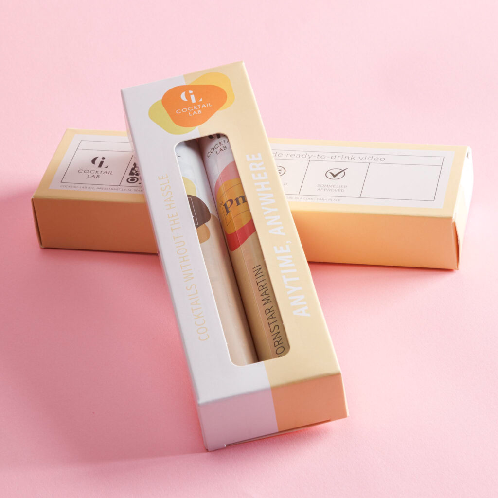 Zelf Samenstellen Box Klein met twee cocktailtubes van Cocktail Lab op roze achtergrond