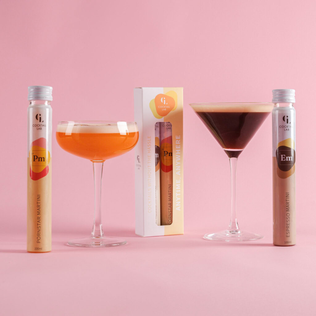 Pornstar Martini en Espresso Martini geserveerd met bijbehorende tubes en duo-verpakking van Cocktail Lab