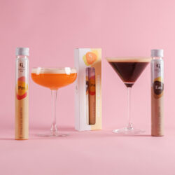Pornstar Martini en Espresso Martini geserveerd met bijbehorende tubes en duo-verpakking van Cocktail Lab