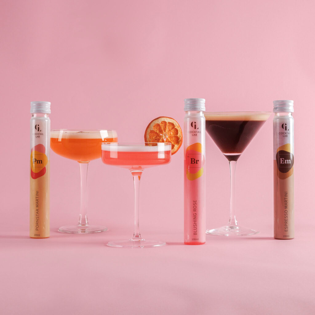 Drie geserveerde cocktails met bijbehorende tubes en vensterdoos van Cocktail Lab – zelf samenstellen box middel