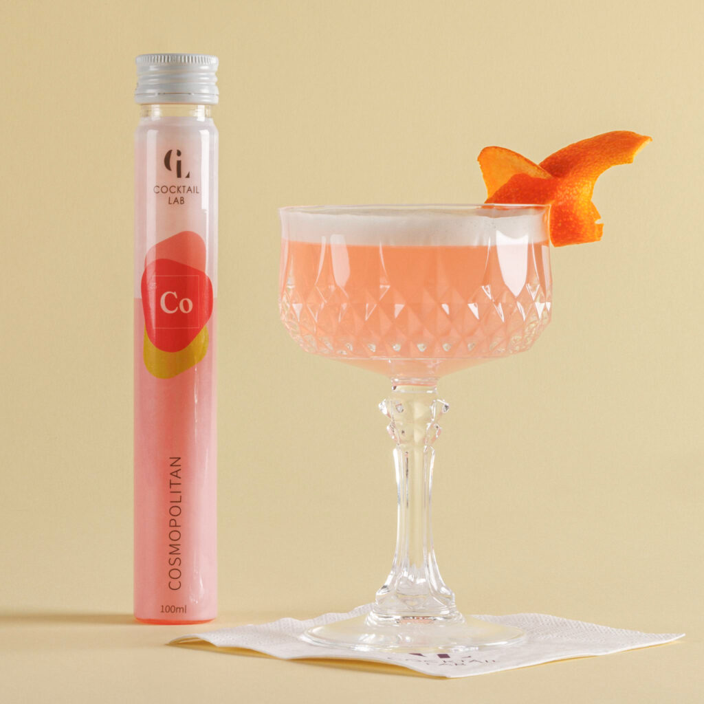 Cosmopolitan tube en geserveerde cocktail in coupeglas met schuimlaag en sinaasappel – Cocktail Lab