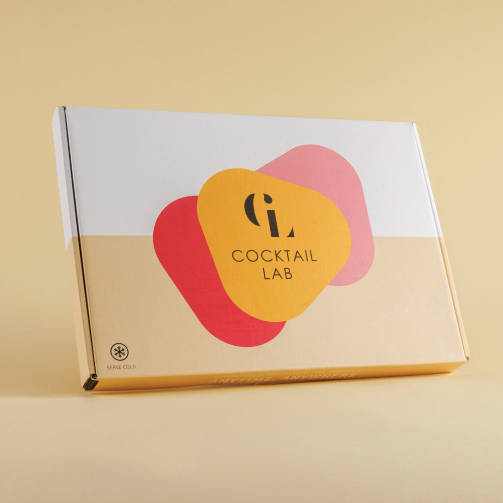 Geschlossene Cocktail Lab Box auf gelbem Hintergrund - Verpackung der Self Composition Box Large