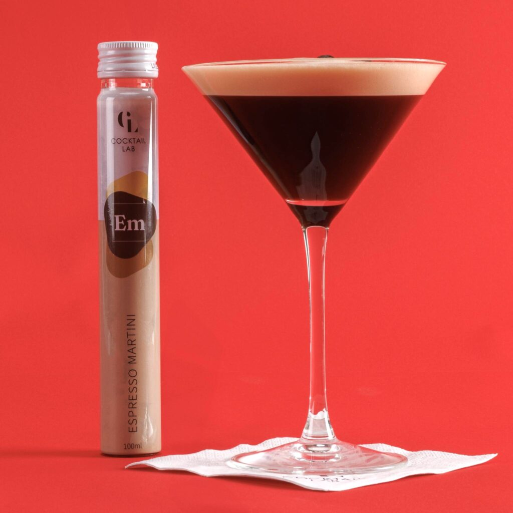 Espresso Martini tube en geserveerd coupeglas met schuimlaag en koffiebonen – kant-en-klare cocktail van Cocktail Lab
