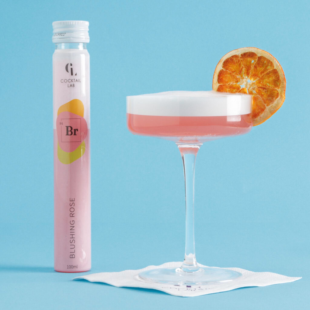 Blushing Rose cocktail in tube en coupeglas met schuimlaag en rozenblaadje – Cocktail Lab