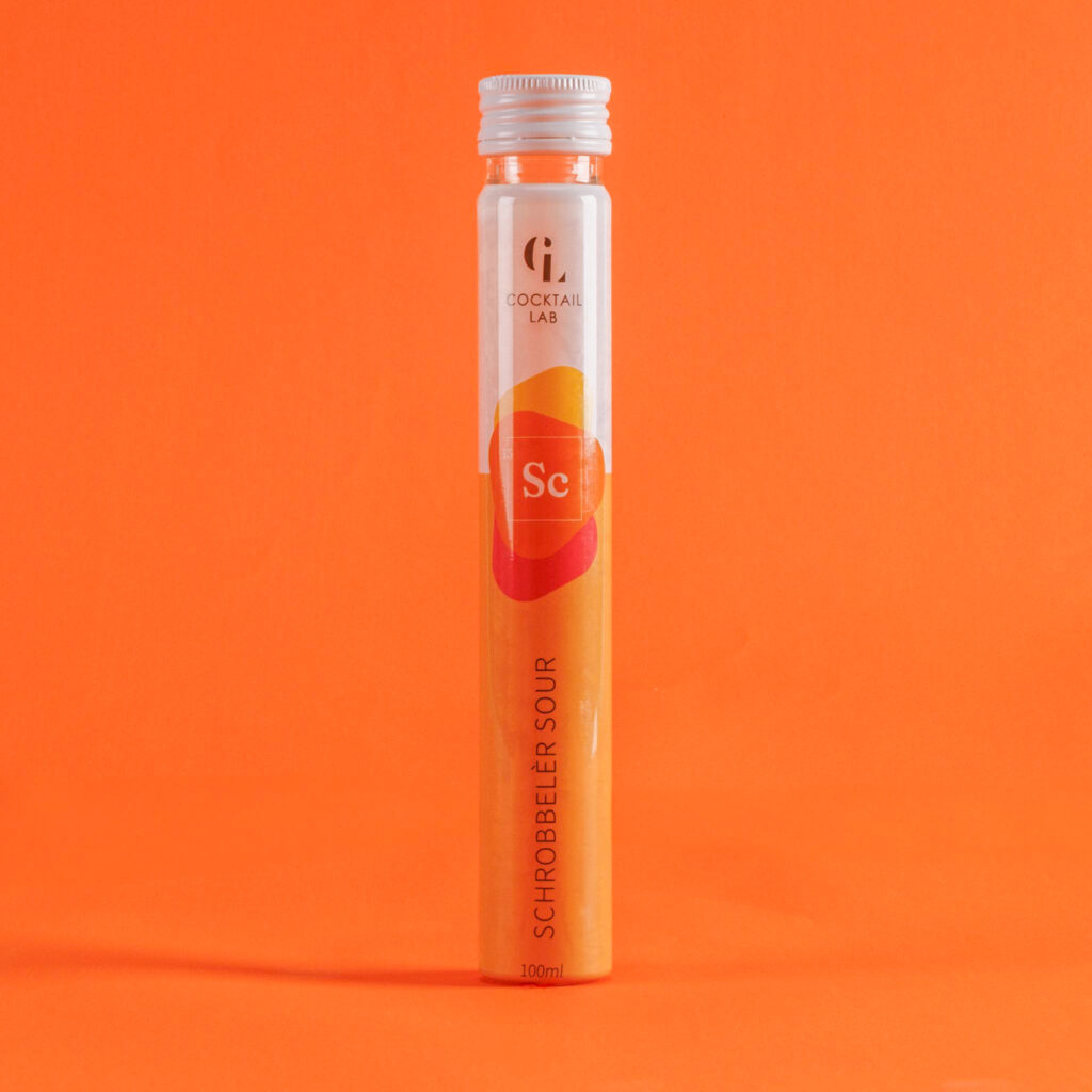 Schrobbeler Sour cocktail in 100ml tube van Cocktail Lab – kant-en-klare cocktail met kruidenlikeur, citroen en suiker