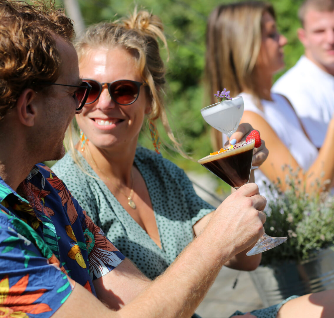 besonderer Moment mit Cocktail Valentinstagsbrunch mit kleinen Häppchen und Cocktails