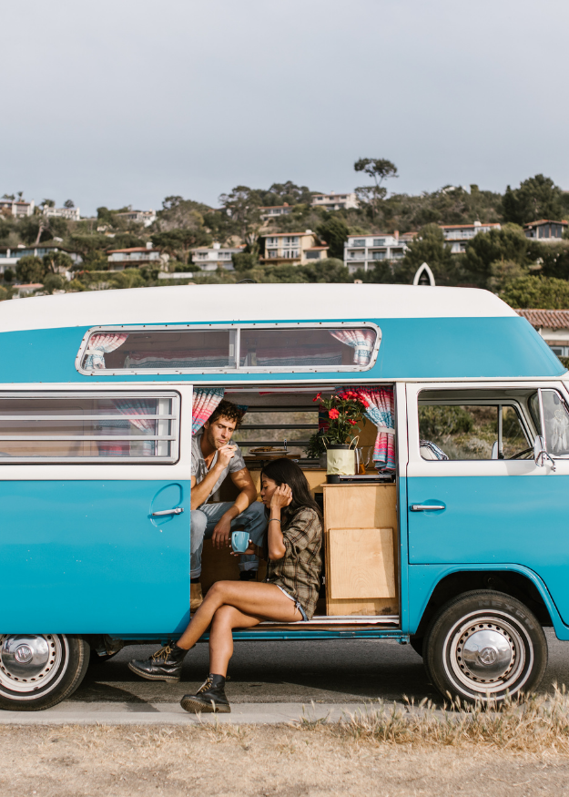 Wohnmobil mit Cocktails Valentinstagsbrunch mit kleinen Häppchen und Cocktails