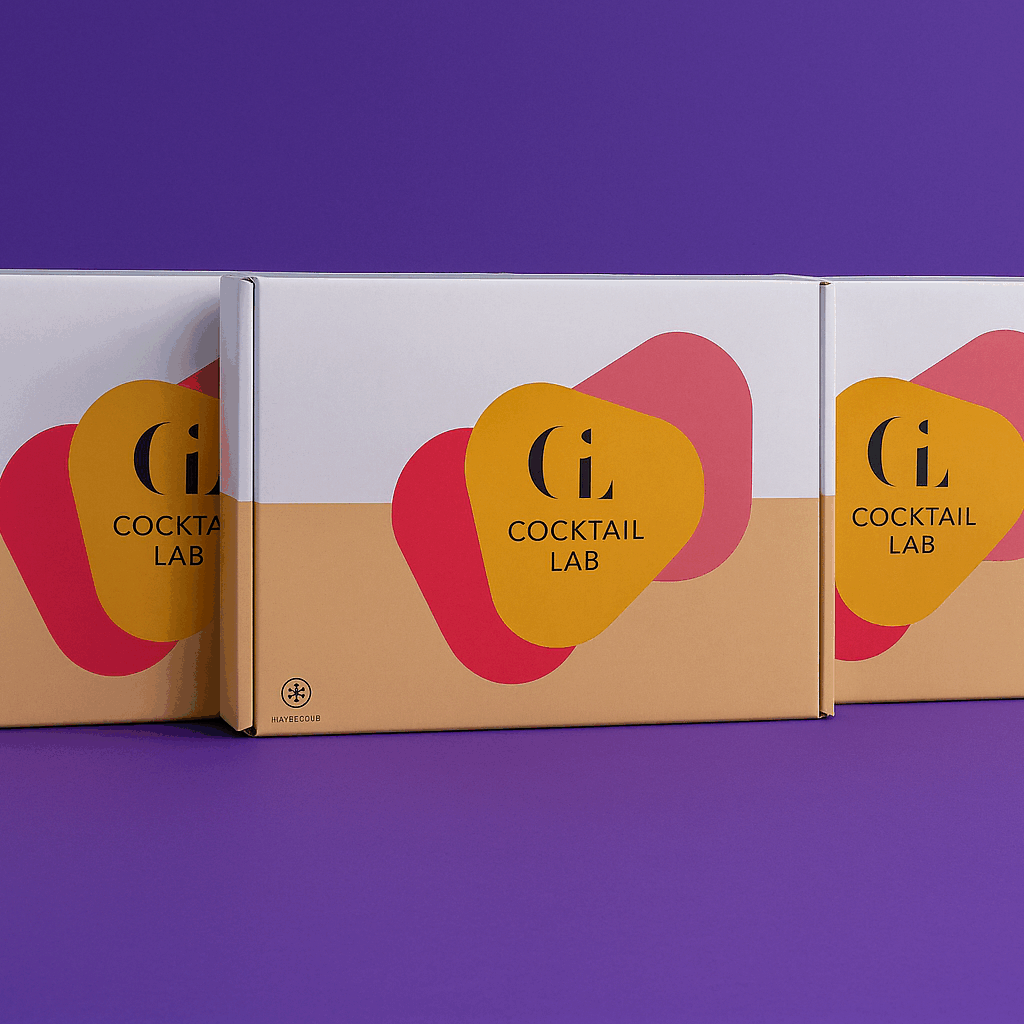 Drie Cocktail Lab Proeverij Boxen tegen een paarse achtergrond