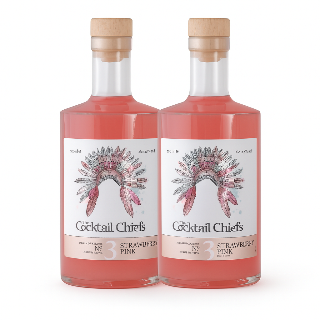 Zwei Flaschen Strawberry Pink-Cocktail auf weißem Hintergrund.