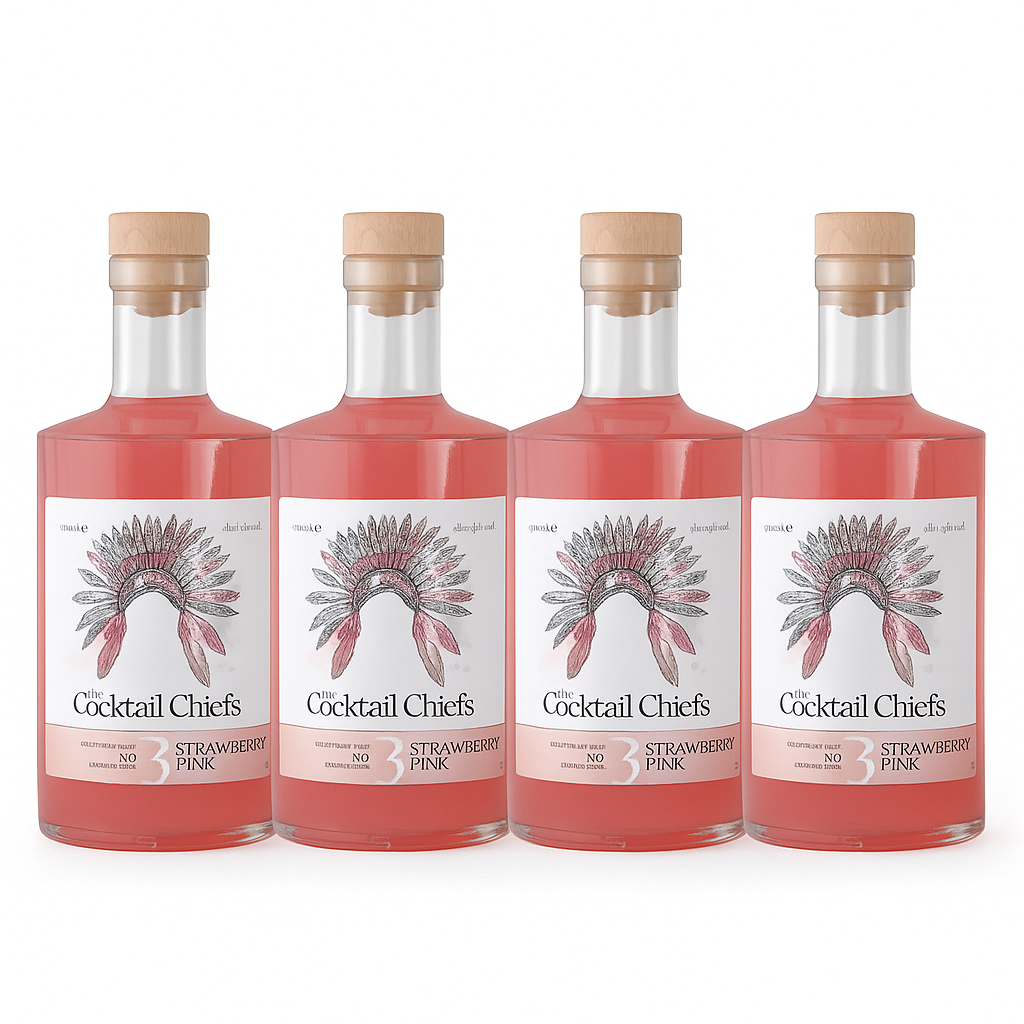 Vier Flaschen Erdbeer-Rosa-Cocktail stilvoll nebeneinander.