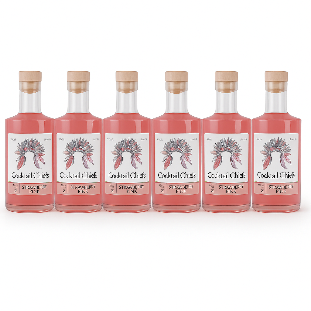 Sechs Flaschen Erdbeer-Pink-Cocktail in einer Reihe mit weißem Hintergrund.