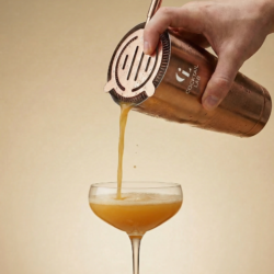 Shaker in cocktail glas